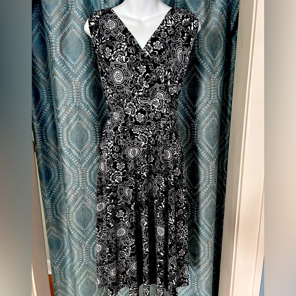 Flattering, black &white print dress with shirred waist and attached back belt.